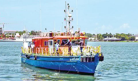 கேரளாவில் அறிமுகப்படுத்தப்பட்ட கடல் ஆம்புலன்ஸ் படகு.