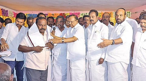 அன்னவாசல் அருகே காலாடிப்பட்டியில் நேற்று முன்தினம் நடைபெற்ற நிகழ்ச்சியில் 
மாற்றுக் கட்சிகளில் இருந்து விலகி திமுகவில் இணைந்தவர்களை வரவேற்ற அமைச்சர் எஸ்.ரகுபதி.