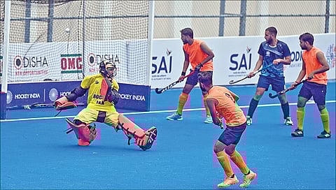 ஆடவருக்கான 13-வது தேசிய சீனியர் ஹாக்கி சாம்பியன்ஷிப் சென்னை எழும்பூரில் உள்ள மேயர் ராதாகிருஷ்ணன் ஹாக்கி மைதானத்தில் நடைபெற்று வருகிறது. இதில் நேற்று ‘இ’ பிரிவில் நடைபெற்ற லீக் ஆட்டத்தில் ஜம்மு