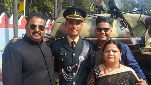 தீபாவளி பண்டிகைக்கு வர இருந்தவர் சடலமாக திரும்புகிறார் - உ.பி.யை சேர்ந்த கேப்டன் குடும்பத்தினர் உருக்கம்