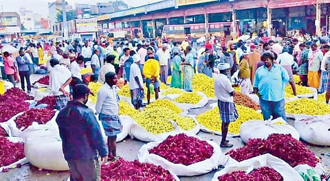 தருமபுரி நகரப் பேருந்து நிலைய பகுதியில் இயங்கும் மலர்ச்சந்தையில் குவித்து வைக்கப்பட்டிருந்த சாமந்தி, ரோஜா உள்ளிட்ட மலர்கள்.