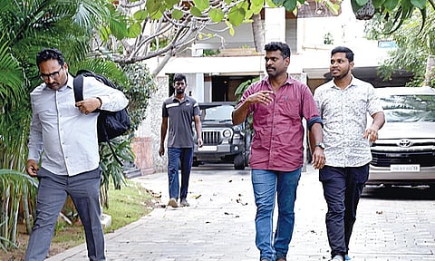 திண்டுக்கல் தொழிலதிபர் ரத்தினம் பங்களாவில் சோதனை நடத்திவிட்டு வெளியே வந்த அமலாக்க துறையினர். படம்: நா.தங்கரத்தினம்