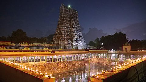 மதுரை மீனாட்சி அம்மன் கோயிலில் லட்ச தீபம்: விளக்கு ஒளியில் ஜொலித்த பொற்றாமரைக்குளம்