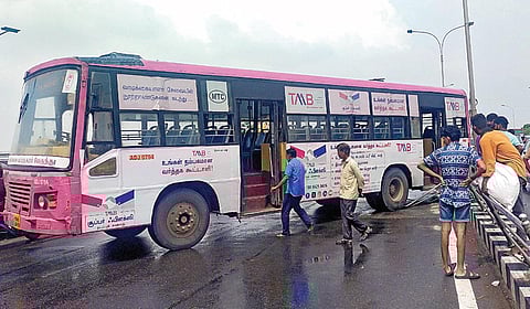 அடையாறு திரு.வி.க.பாலம் அருகே விபத்தில் சிக்கிய அரசு பேருந்து தடுப்பு வேலியை தாண்டி எதிர் திசையில் பாய்ந்தது.