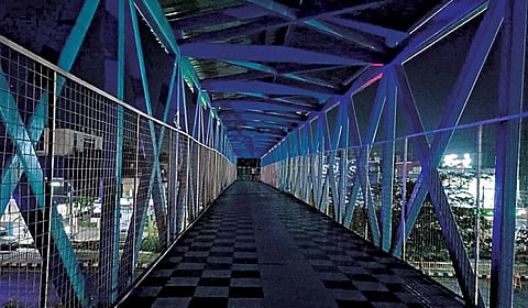 கும்மிருட்டில் மறைமலை நகர் நடைமேம்பாலம்.