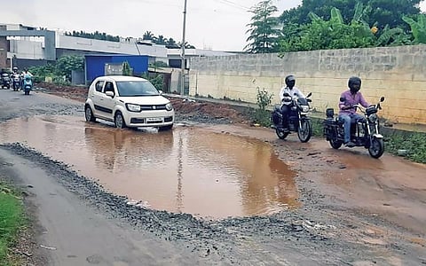 திருப்பூர் மாநகராட்சி முதலாம் மண்டலத்துக்கு உட்பட்ட 25-வது வார்டு அனுப்பர்பாளையம் முதல் கணியாம் பூண்டி வரை குண்டும், குழியுமாக காணப்படும் சாலையில் குளம்போல் தேங்கியுள்ள மழைநீரில் தத்தளித்து சென்ற வாகனங்கள்.