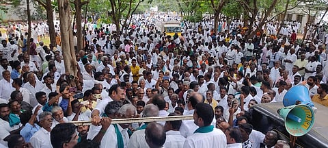 பாசனத்துக்கு நீர் கேட்டு மதுரையில் விவசாயிகள் போராட்டம்: சாலை மறியலில் தள்ளுமுள்ளு பரபரப்பு