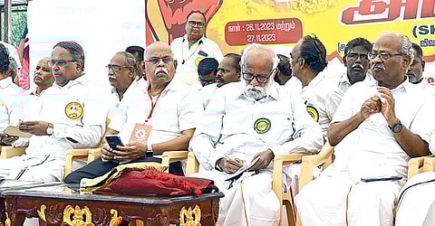 விலைவாசி உயர்வை கட்டுப்படுத்துவது, அத்தியாவசிய பொருட்கள் மீதான ஜிஎஸ்டியை நீக்குவது உள்ளிட்ட 26 அம்ச கோரிக்கைகளை வலியுறுத்தி அனை த்து த தொழிற்சங்கங்கள், ஐக்கிய விவசாயிகள் முன்னணி சார்பில் சென்னை எழும்பூர் ராஜரத்தினம் மைதானம் அருகே 2-ம் நாளாக நேற்று போராட்டம் நடந்தது. இதில் தொமுச பேரவை பொதுச் செயலாளர் மு.சண்முகம் எம்.பி., சிஐடியு மாநில தலைவர் அ.சவுந்தரராஜன், ஐக்கிய விவசாயிகள் முன்னணி ஒருங்கிணைப்பாளர் கே.பாலகிருஷ்ணன் உள்ளிட்டோர் பங்கேற்றனர்.
படம்: எஸ்.சத்தியசீலன்