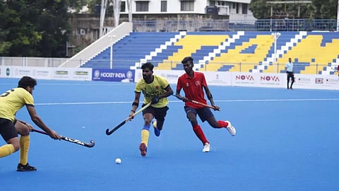 தேசிய சீனியர் ஹாக்கி சாம்பியன்ஷிப் தொடரின் அரை இறுதி ஆட்டத்தில் தமிழக வீரர்களுக்கு போக்கு காட்டி பந்தை கடத்திச் செல்கிறார் ஹரியாணா வீரர். படம்: எஸ்.சத்தியசீலன்