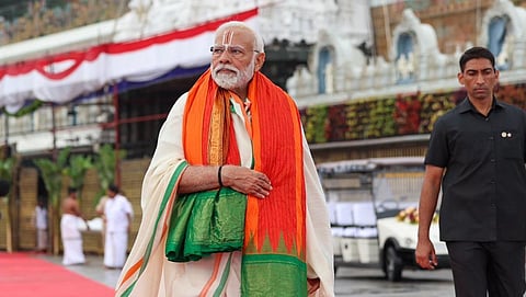 பிரதமர் நரேந்திர மோடி நேற்று காலை திருப்பதி ஏழுமலையானை தரிசனம் செய்தார். அவருக்கு தேவஸ்தான அதிகாரிகள், அர்ச்சகர்கள் கோயில் முகப்பு வாசல் அருகே பூரண கும்ப மரியாதை அளித்து தரிசன ஏற்பாடுகளை செய்தனர்.