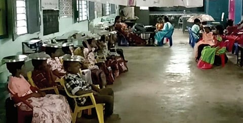 மேலச்சேத்தூர் ஊராட்சி ஒன்றியத் தொடக்கப் பள்ளியில் மழைநீர் கசிந்ததால் குடை பிடித்தபடியும், சாப்பாடு தட்டுகளை தலையில் கவிழ்த்தபடியும் வகுப்பில் கல்வி கற்ற மாணவர்கள்.