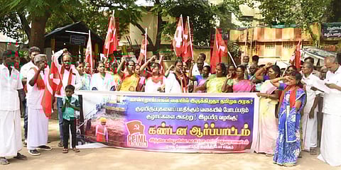 மதுரை மாவட்டஆட்சியர் அலுவலகம் முன்பு இந்திய கம்யூனிஸ்ட் கட்சி (மார்க்சிஸ்ட் லெனினிஸ்ட்) சார்பில் இன்று நடந்த ஆர்ப்பாட்டத்தில் பங்கேற்றோர். | படம்: எஸ்.கிருஷ்ணமூர்த்தி.