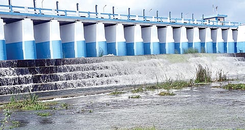 செம்பரம்பாக்கம் ஏரியின் நீர்மட்டம் முழு கொள்ளளவான 24 அடியை நெருங்கி விட்டதால், 200 கன அடி நீர் 19 கண் மதகுகள் வழியாக வெளியேற்றப்படுகிறது.