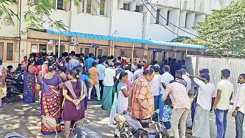 தருமபுரி அரசு மருத்துவக் கல்லூரி மருத்துவமனையில் புறநோயாளிகள் பிரிவில் சீட்டு வாங்க நீண்ட வரிசையில் காத்திருக்கும் நோயாளிகள்.