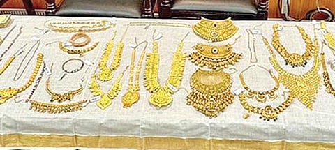 கோவையில் நகைக் கடையில் திருடப்பட்டு, போலீஸாரால் பறிமுதல் செய்யப்பட்ட நகைகள்.