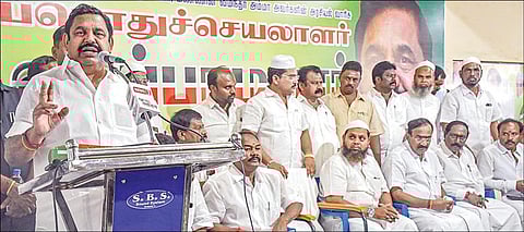 சேலத்தில் நேற்று நடைபெற்ற, மாற்றுக் கட்சிகளில் இருந்து விலகிய இஸ்லாமியர்கள் அதிமுகவில் இணையும் நிகழ்ச்சியில் பேசிய கட்சியின் பொதுச் செயலாளர் பழனிசாமி. படம்: எஸ்.குரு பிரசாத்