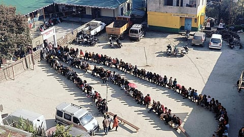 மிசோரம் தேர்தலின்போது வரிசையில் காத்திருந்து வாக்கு செலுத்திய மக்கள்