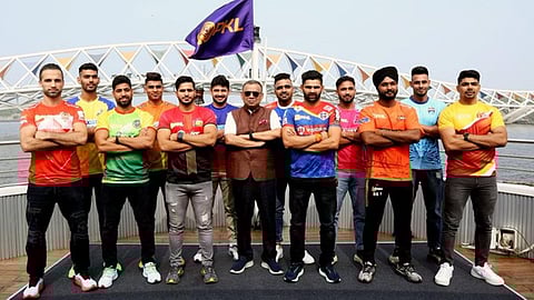 புரோ கபடியில் கலந்து கொள்ளும் 12 அணிகளின் கேப்டன்களும் கோப்பையுடன் கொடுத்த உற்சாக போஸ்.