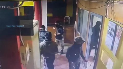 மணிப்பூர் வங்கியில் துப்பாக்கி முனையில் ரூ.18 கோடி கொள்ளை