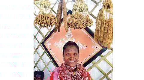 பாரம்பரிய விதைகளை மீட்டெடுக்கும் பழங்குடி பெண்