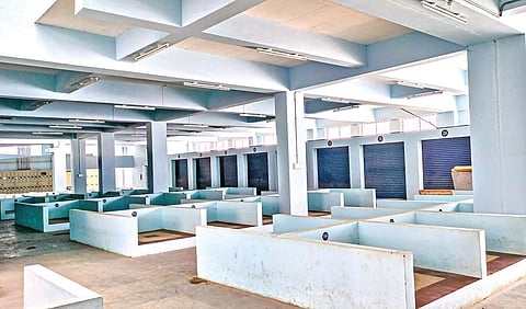 முதல்வர் திறந்து வைத்து 5 மாதமாகியும் புதிதாக கட்டப்பட்ட சேலம் - வஉசி பூ மார்க்கெட் பயன்பாட்டுக்கு வராததால் வேதனை