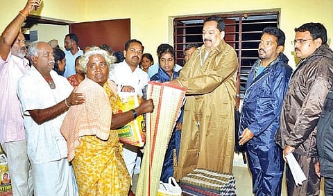 ராணிப்பேட்டை மாவட்டத்தில் நெமிலி, சோளிங்கர் உட்பட பல்வேறு இடங்களை சேர்ந்தவர்கள், புயல் காரணமாக முகாம்களில்  தங்க வைக்கப்பட்டுள்ளனர். இந்த முகாம்களில்  தங்கி இருப்பவர்களுக்கு அமைச்சர் ஆர்.காந்தி நேற்று  நிவாரண பொருட்களை வழங்கினார்.  அருகில், ஆட்சியர் வளர்மதி உள்ளிட்டோர்.