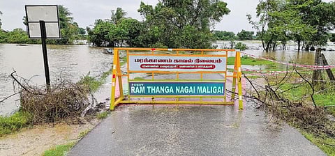 ஓங்கூர் ஆற்றில்  வெள்ளப்பெருக்கு ஏற்பட்டுள்ளதால் மண்டகப்பட்டு - காணிமேடு கிராமங்களுக்கு இடையே போக்குவரத்து தடை செய்யப்பட்டுள்ளது.