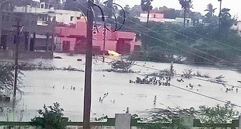 மேல் அயனம்பாக்கம் - அத்திப்பட்டு ஐசிஎப் காலனிக்கு செல்லும் சிமென்ட் சாலை மழைநீர் சூழ்ந்து முழுவதுமாக துண்டிக்கப்பட்டுள்ளது.