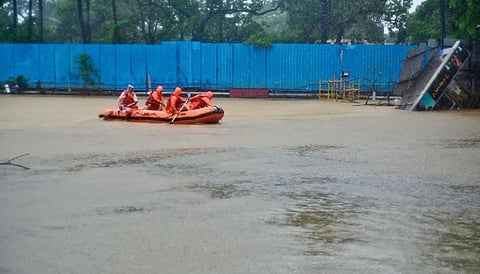 வேளச்சேரியில் காஸ் நிலைய அலுவலகத்தில் ஏற்பட்ட மண்சரிவால் பள்ளத்தில் சிக்கியவர்களை மீட்கும் பணியில் மீட்புப் படையினர்.