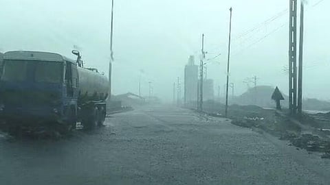 விடிய விடிய பெய்த கனமழையால் ஓஎம்ஆர் சாலையில் வெள்ளம்: தீவாக மாறியது கேளம்பாக்கம்