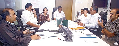 புயல் பாதிப்பு பகுதிகளை சீரமைக்க வெளி மாவட்டங்களில் இருந்து 5 ஆயிரம் பேர் வரவழைக்கப்படுகின்றனர்: நகராட்சி நிர்வாகத்துறை செயலர் தகவல்