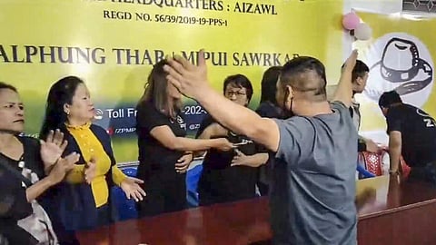 மிசோரம் சட்டப்பேரவைத் தேர்தலில் ஜோரம் மக்கள் இயக்கம் வெற்றி பெற்றுள்ளது. அந்த கட்சியை சேர்ந்த தொண்டர்கள் தலைநகர் அய்ஸ்வாலில் நேற்று வெற்றியை கொண்டாடினர்.