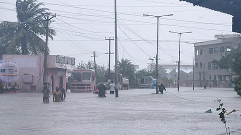 ‘மிக்ஜாம்’ புயலால் வரலாறு காணாத அடைமழை: ஸ்தம்பித்தது சென்னை