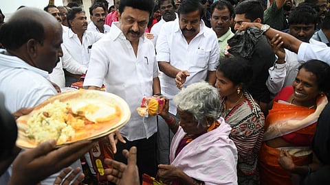 மீட்பு நடவடிக்கையில் ராணுவம், கடற்படை; தகவல் தொடர்பு துண்டிப்பால் மக்கள் அவதி: சென்னையில் ஓய்வின்றி பணியாற்றும் அரசு இயந்திரம்