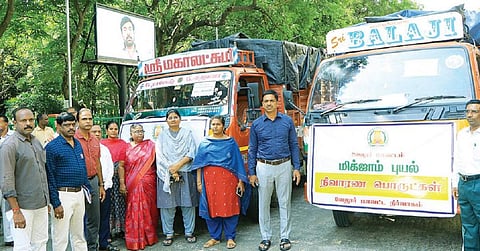 வேலூர் மாவட்ட ஆட்சியர்  அலுவலகத்தில் இருந்து சென்னைக்கு உணவு,  நிவாரண பொருட்களை வாகனங்களில் ஆட்சியர் குமாரவேல் பாண்டியன் நேற்று அனுப்பி வைத்தார். அருகில், மாவட்ட வருவாய் அலுவலர் மாலதி, கோட்டாட்சியர் கவிதா உள்ளிட்டோர். படம்: வி.எம்.மணிநாதன்.