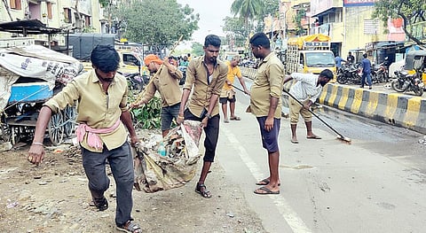 புளியந்தோப்பு பகுதியில் தூய்மைப் பணியில் ஈடுபடும் கோவை மாநகராட்சி தூய்மைப் பணியாளர்கள்.