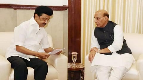 தமிழ்நாட்டில் 'மிக்ஜாம்' புயல் காரணமாக ஏற்பட்ட பாதிப்புகளை மத்திய பாதுகாப்புத் துறை அமைச்சர்  ராஜ்நாத் சிங்கிடம் தெரிவித்து, இடைக்கால நிதியுதவி கோரும் கோரிக்கை மனுவை  முதல்வர் மு.க.ஸ்டாலின், தலைமைச் செயலகத்தில் அளித்தார்.