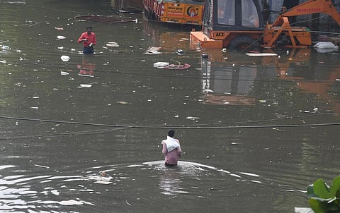 பட்டாளம் பகுதியில் மழை வெள்ளத்தில் கலந்த கழிவுநீர்.