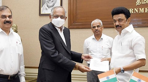 மிக்ஜாம் புயல் பேரிடர் நிவாரணப் பணிகளுக்காக முதல்வர் பொது நிவாரண நிதிக்கு டிவிஎஸ் குழுமத்தின் தலைவர் வேணு சீனிவாசன், முதல்வர் மு.க.ஸ்டாலினை தலைமைச் செயலகத்தில், சந்தித்து,  3 கோடி ரூபாய் வழங்கினார். உடன் தலைமைச் செயலர் சிவ் தாஸ் மீனா, டிவிஎஸ் குழும இயக்குநர் சேகர் ஆகியோர் உள்ளனர்.