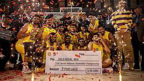 தங்கம் வென்ற தமிழக அணி வீரர்கள்