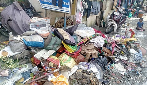 அருந்ததியர் நகரில் அகற்றப்படாமல் குவிந்து கிடக்கும் குப்பை