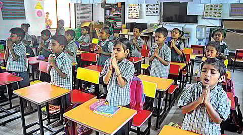 சென்னையில் புயல்  காரணமாக ஒரு வாரத்துக்கு பிறகு பள்ளிகள் நேற்று திறக்கப்பட்டன. பள்ளிக்கு ஆர்வமுடன் வந்த சென்னை திருவல்லிக்கேணி, அண்ணா சிறுவர்கள் லேடி வெலிங்டன் அரசு பள்ளி மாணவர்கள். 
| படம்: ம.பிரபு |