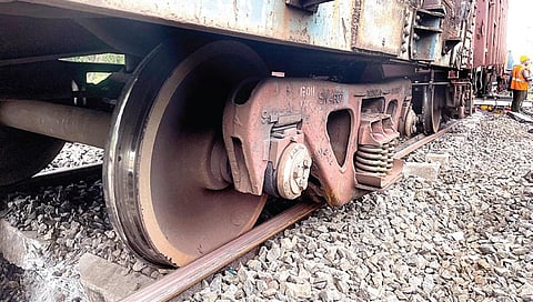 திருச்சியில் இருந்து வந்த சரக்கு ரயில் செங்கை அருகே தடம்புரண்டது. இதனால் மின்சார மற்றும் விரைவு ரயில்கள் தாமதமாக இயக்கப்பட்டன . 
| படம்: எம்.முத்துகணேஷ் |