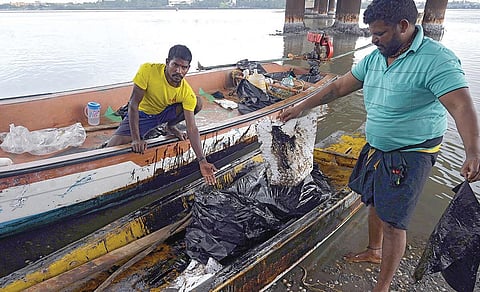 எர்ணாவூர் ஆதிதிராவிடர் காலனி பகுதியில் சூழ்ந்த எண்ணெய் கலந்த வெள்ள நீரால் படகுகளில் கரை படிந்துள்ளது.
| படம்: எஸ்.சத்தியசீலன் |