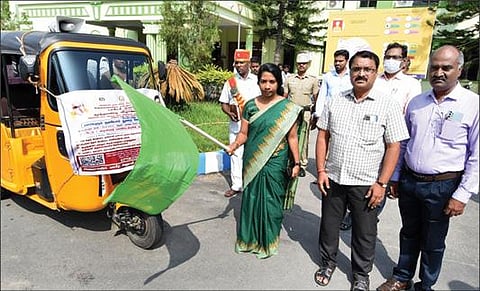 கிருஷ்ணகிரியில் வரும் 16-ம் தேதி மாபெரும் தனியார் துறை வேலைவாய்ப்பு முகாம் நடைபெறுவதையொட்டி, ஆட்டோ மூலம் விழிப்புணர்வு பிரச்சாரத்தை ஆட்சியர் கே.எம்.சரயு தொடங்கி வைத்தார். அருகில் மாவட்ட வேலைவாய்ப்பு அலுவலர் கவுரிசங்கர்.