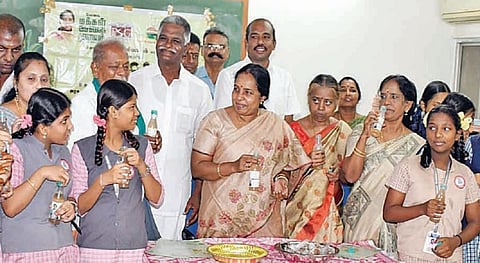 கோவை ஒப்பணக்கார வீதியில் உள்ள மாநகராட்சி பெண்கள் மேல்நிலைப் பள்ளியில் துளிர் திட்டத்தின் கீழ் மாணவிகளுக்கு நேற்று நீரா பானம் வழங்கிய எம்எல்ஏ வானதி சீனிவாசன்.படம்: ஜெ.மனோகரன்