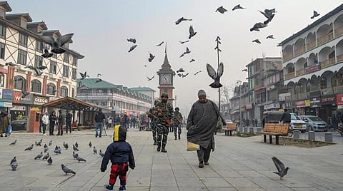 ஜம்மு காஷ்மீரின் சிறப்பு அந்தஸ்தை ரத்து செய்தது செல்லும் என்ற முக்கிய தீர்ப்பை உச்ச நீதிமன்றம் நேற்று வழங்கியதை தொடர்ந்து, ஸ்ரீ நகரில் பாதுகாப்பு படையினர்.