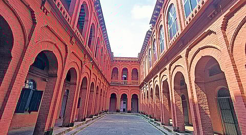 கடலூர் பழைய ஆட்சியர் அலுவலகத்தின் உட்புற பகுதி.