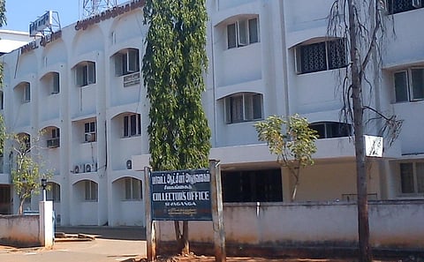 பிரதமர் திட்டத்தில் வீடு கட்ட ஒதுக்கிய 54 சிமென்ட் மூட்டைகளுக்காக பெண் அலைக்கழிப்பு