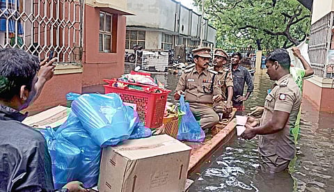 புயல், மழை பாதிப்பால் மீட்பு பணியில் ஈடுபட்டிருந்த சென்னை போலீஸார் வழக்கமான பணிக்கு திரும்பினர்
